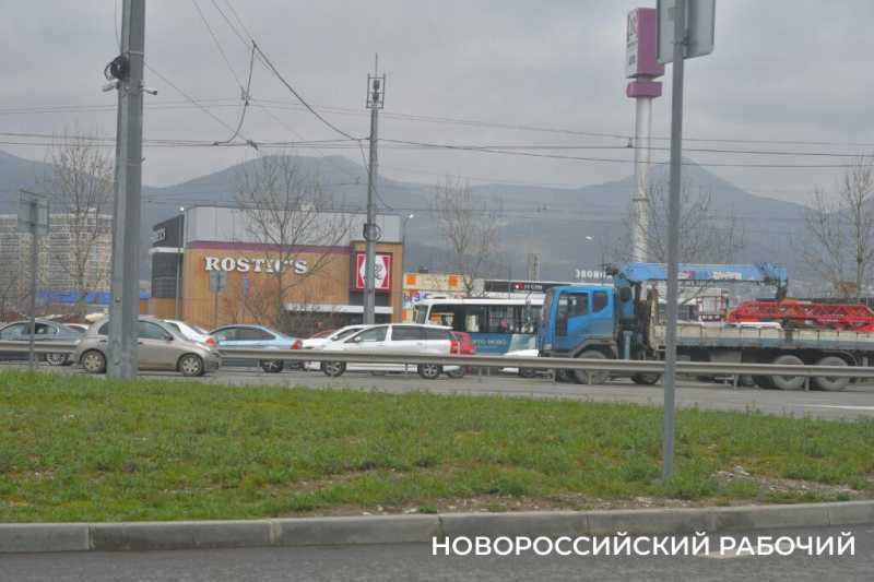 В Новороссийске до июня стоять в ремонтных пробках, а потом — из-за туристов