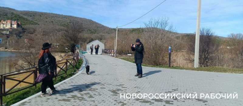 В Новороссийске, Геленджике и Абрау просто толпы людей
