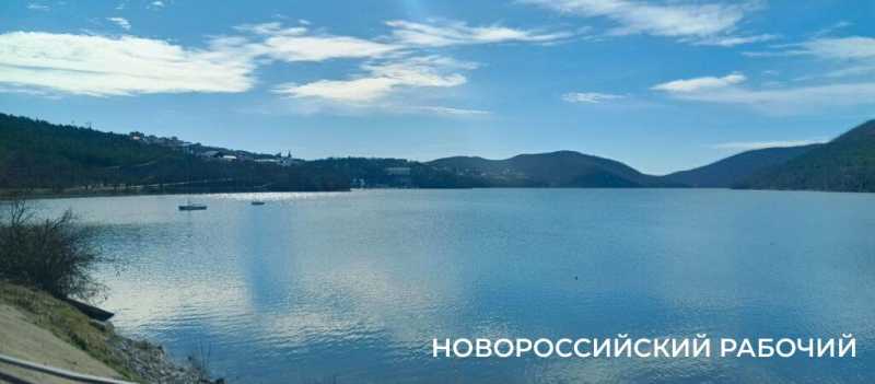 В Новороссийске, Геленджике и Абрау просто толпы людей