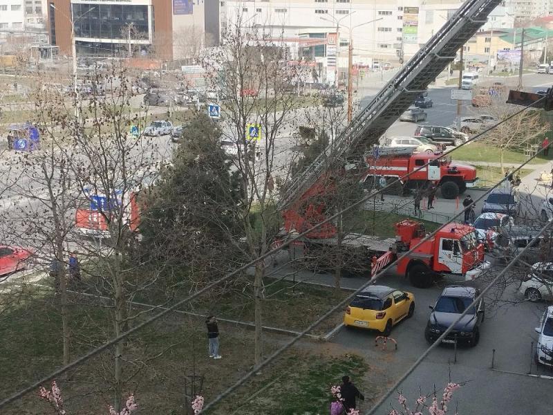 В Новороссийске горит квартира на проспекте Дзержинского