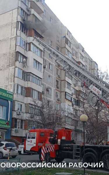 В Новороссийске горит квартира на проспекте Дзержинского