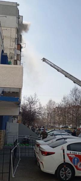 В Новороссийске горит квартира на проспекте Дзержинского