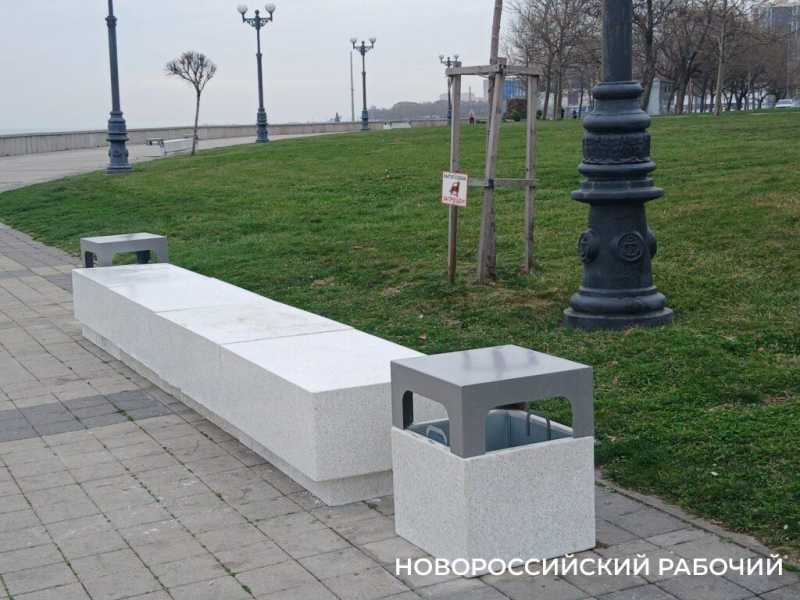 В Новороссийске лавочки установили на велодорожках. Теперь ищут другое место