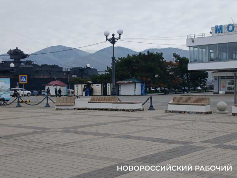 В Новороссийске лавочки установили на велодорожках. Теперь ищут другое место