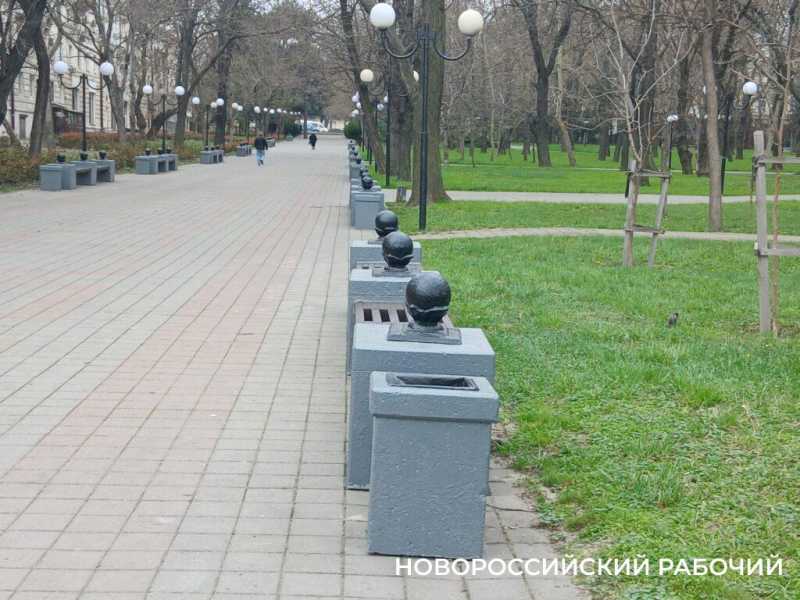 В Новороссийске лавочки установили на велодорожках. Теперь ищут другое место