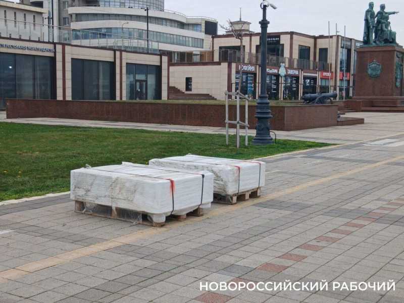 В Новороссийске лавочки установили на велодорожках. Теперь ищут другое место