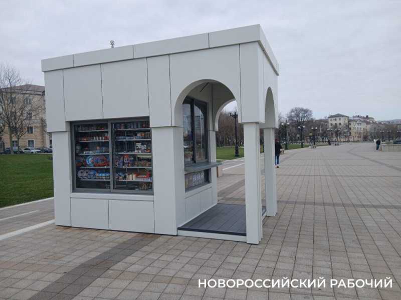 В Новороссийске лавочки установили на велодорожках. Теперь ищут другое место