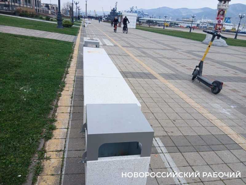В Новороссийске лавочки установили на велодорожках. Теперь ищут другое место