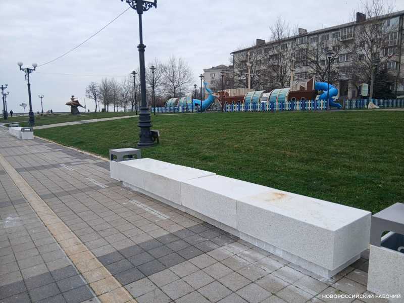 В Новороссийске лавочки установили на велодорожках. Теперь ищут другое место