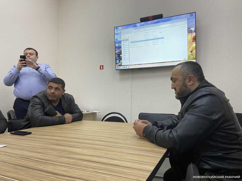 В Новороссийске маршрутчики удерживают пассажиров в салоне