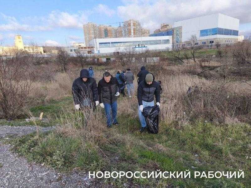 В Новороссийске мужчины наводили чистоту в честь милых дам