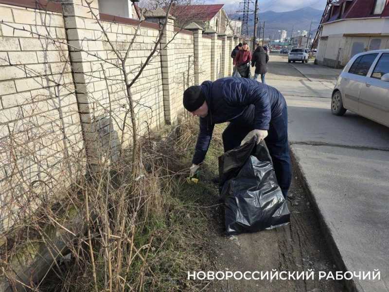 В Новороссийске мужчины наводили чистоту в честь милых дам