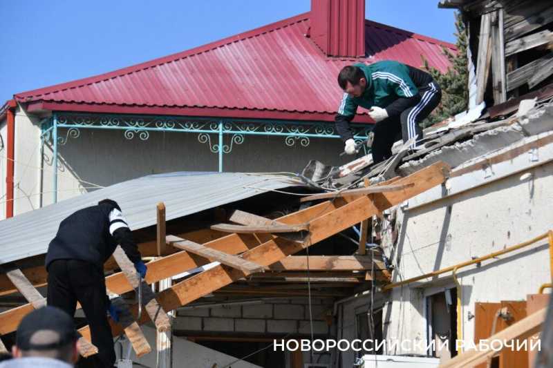 В Новороссийске от осколков БПЛА женщину спасла тюлевая занавеска