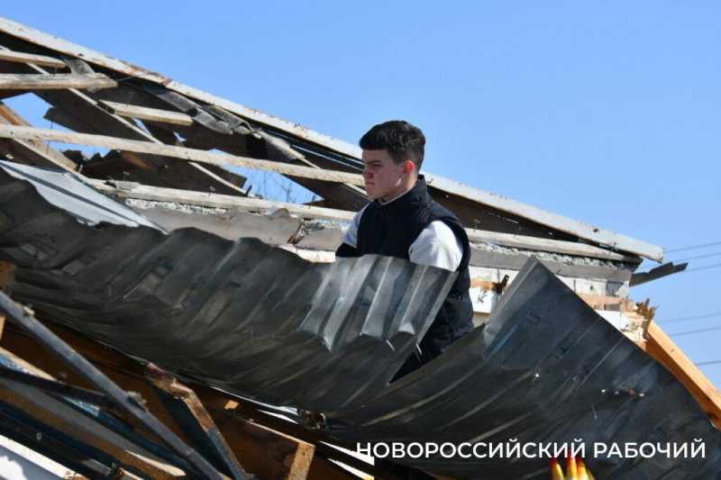 В Новороссийске от осколков БПЛА женщину спасла тюлевая занавеска