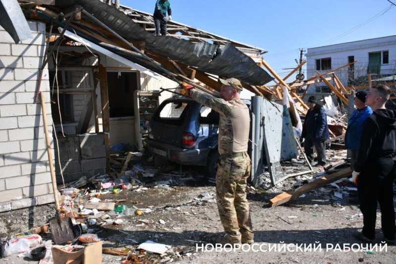 В Новороссийске от осколков БПЛА женщину спасла тюлевая занавеска