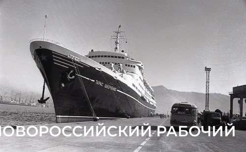 В Новороссийске пассажирские теплоходы встречал духовой оркестр