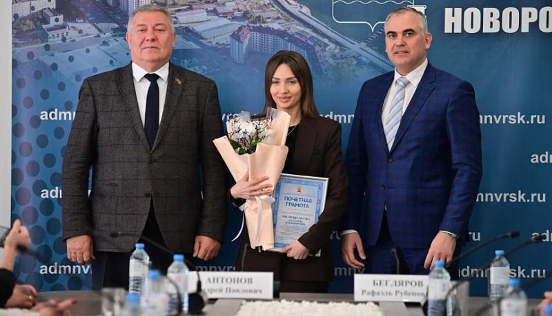 В Новороссийске поблагодарили за труд и преданность профессии лучших представителей отрасли бытового обслуживания населения и ЖКХ