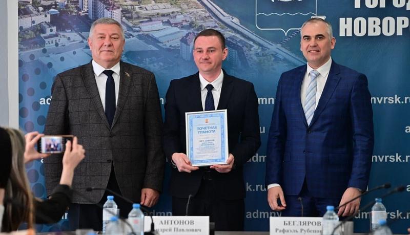 В Новороссийске поблагодарили за труд и преданность профессии лучших представителей отрасли бытового обслуживания населения и ЖКХ