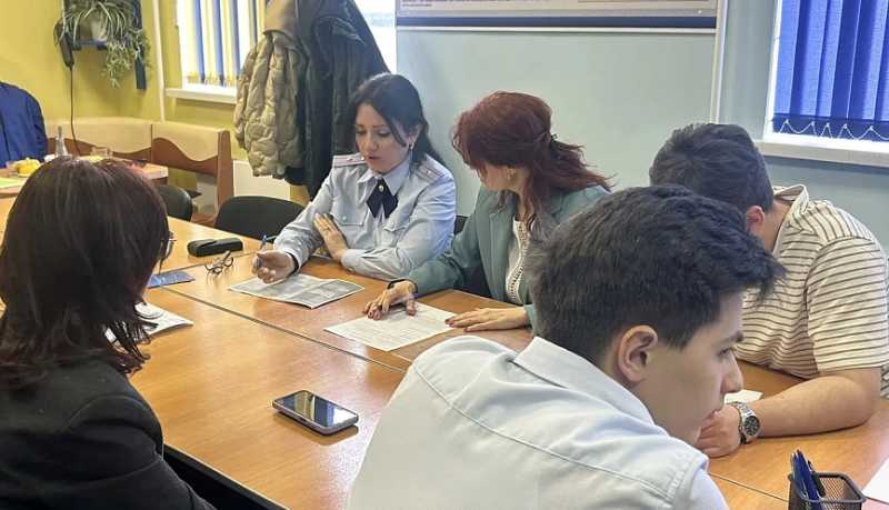 В Новороссийске полицейские, общественники и студенты-правоведы провели консультирование в рамках Всероссийского единого дня оказания бесплатной юридической помощи населению