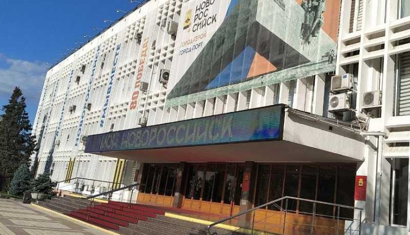 В Новороссийске продолжается тушение возгорания на топливном терминале, возникшее ночью в результате атаки БПЛА