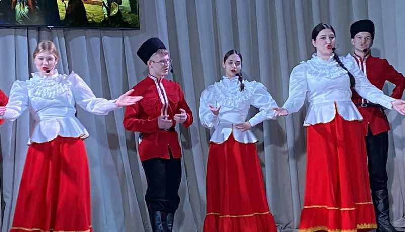 В Новороссийске прошли дефиле и открытые лекции по истории русского народного и казачьего костюма