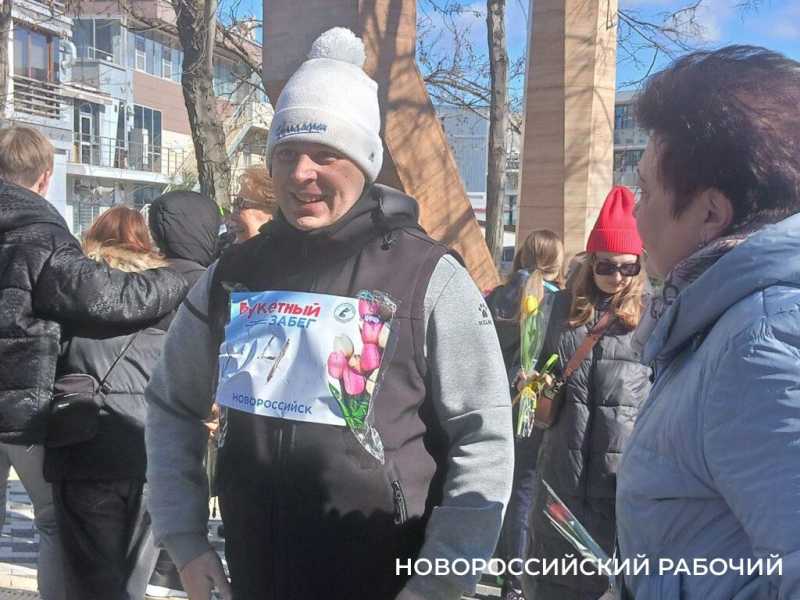 В Новороссийске среди участников &laquo;Букетного забега&raquo; были малыши и &laquo;серый волк&raquo;