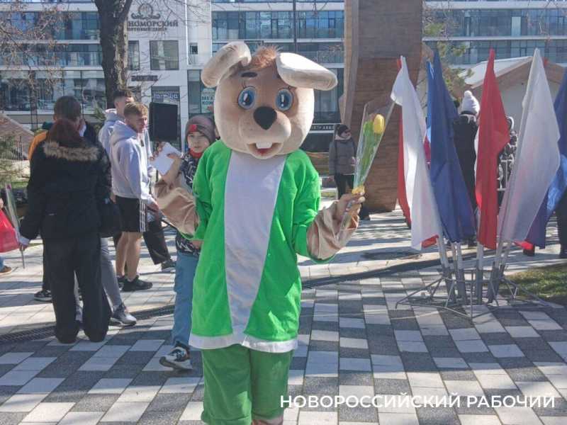 В Новороссийске среди участников &laquo;Букетного забега&raquo; были малыши и &laquo;серый волк&raquo;