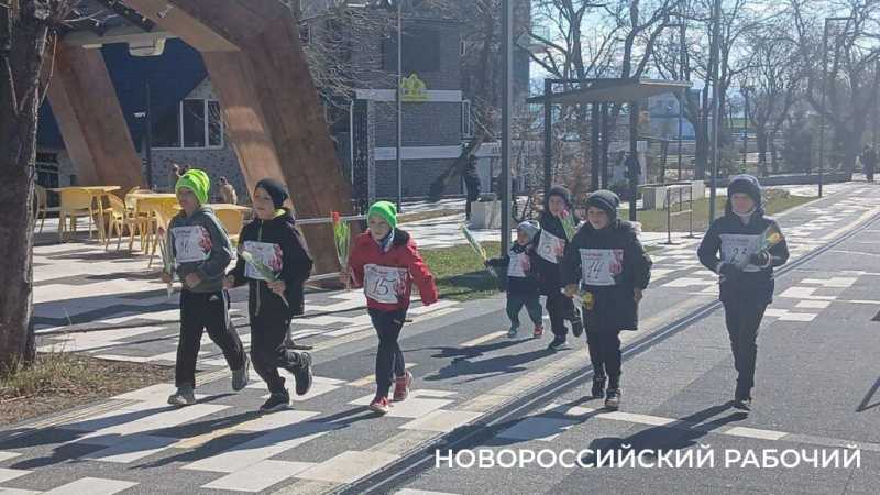 В Новороссийске среди участников &laquo;Букетного забега&raquo; были малыши и &laquo;серый волк&raquo;
