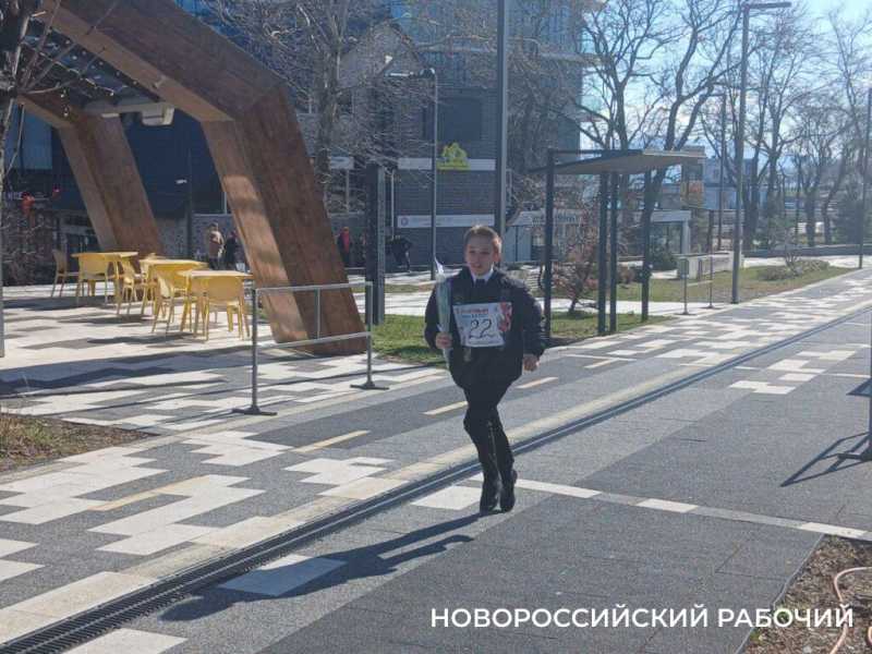 В Новороссийске среди участников &laquo;Букетного забега&raquo; были малыши и &laquo;серый волк&raquo;