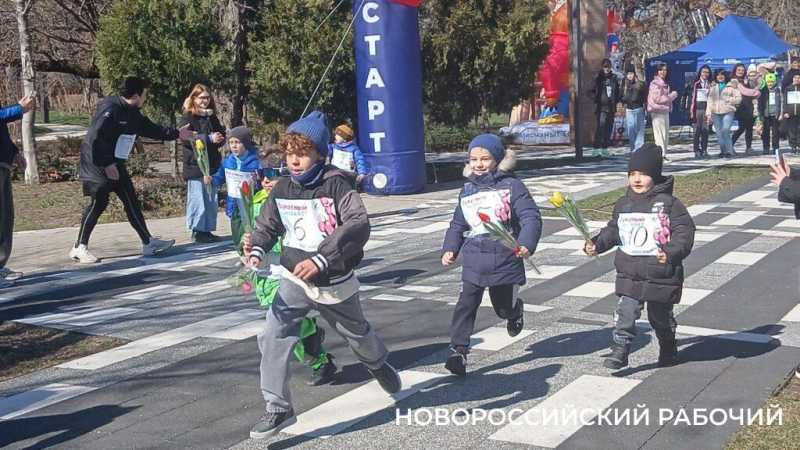 В Новороссийске среди участников &laquo;Букетного забега&raquo; были малыши и &laquo;серый волк&raquo;