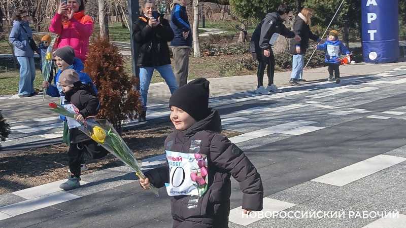 В Новороссийске среди участников &laquo;Букетного забега&raquo; были малыши и &laquo;серый волк&raquo;