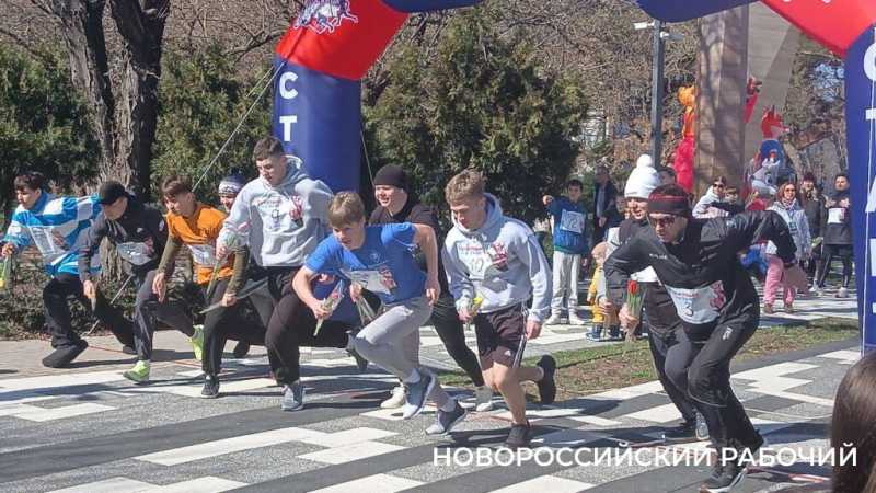 В Новороссийске среди участников &laquo;Букетного забега&raquo; были малыши и &laquo;серый волк&raquo;