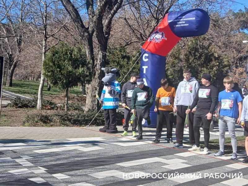 В Новороссийске среди участников &laquo;Букетного забега&raquo; были малыши и &laquo;серый волк&raquo;
