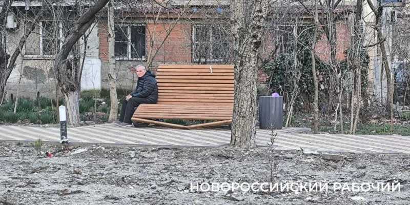В Новороссийске в новых скверах ставят не скамейки, а лежаки
