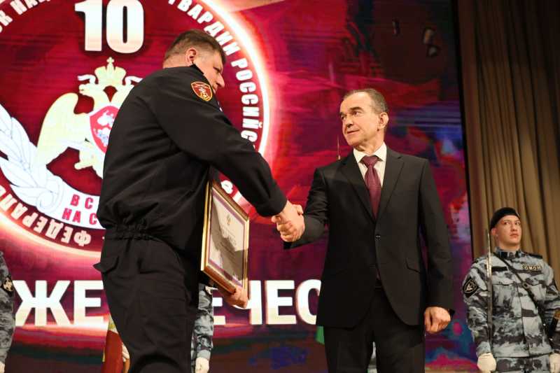 Вениамин Кондратьев наградил лучших сотрудников Росгвардии