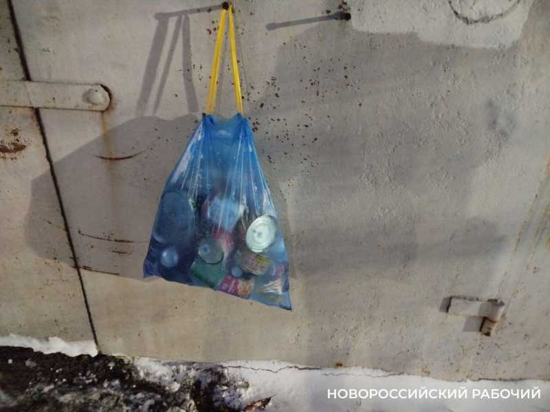 В&nbsp; Новороссийске бросают мусор с 15-го этажа