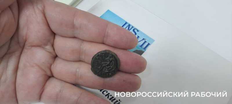 Врач из Новороссийска издал книгу о 300 монетах древней Керкинитиды