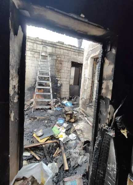 Жители станицы под Новороссийском помогают семье, у которой сгорел дом