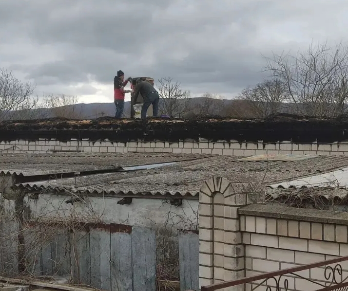 Жители станицы под Новороссийском помогают семье, у которой сгорел дом