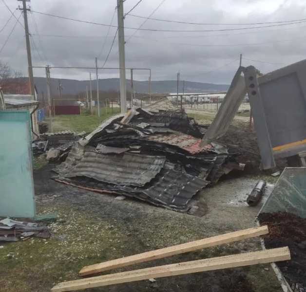 Жители станицы под Новороссийском помогают семье, у которой сгорел дом