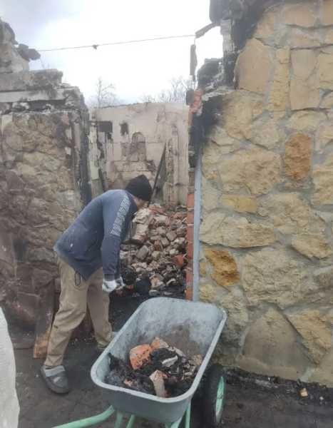 Жители станицы под Новороссийском помогают семье, у которой сгорел дом