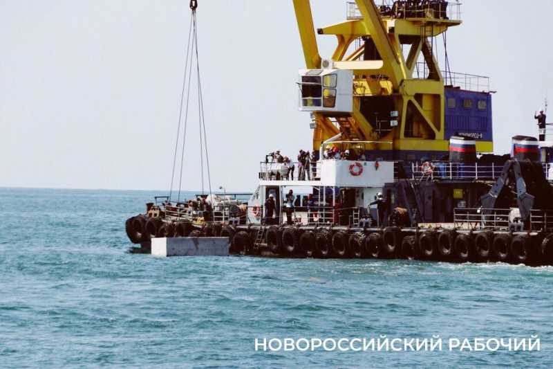 7 апреля 1968 года по инициативе &laquo;Шхуны ровесников&raquo; в Новороссийске заложили капсулу с &laquo;Письмами в будущее&raquo;