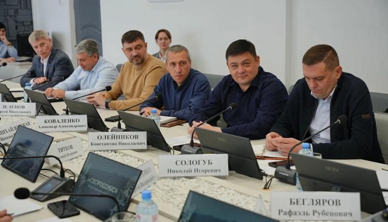 Андрей Кравченко: Категорически недопустимо, чтобы участки дорог превращались в &laquo;лоскутное одеяло&raquo; из‑за несогласованных действий аварийных бригад