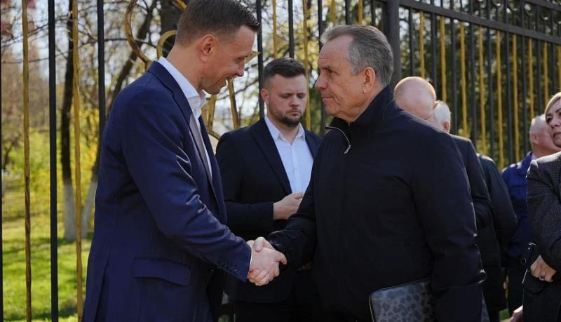 Андрей Кравченко обсудил с руководством ОАО &laquo;Новоросцемент&raquo; проекты реконструкции исторических объектов и благоустройства прилегающей территории