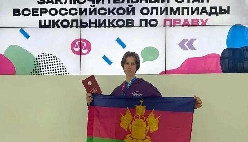 Андрей Кравченко поздравил двух юных новороссийцев с победами на олимпиадах регионального и всероссийского уровней