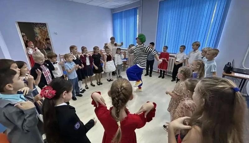 Андрей Кравченко поздравил с 50-летием Детской школы искусств станицы Раевской ее педагогический коллектив и воспитанников
