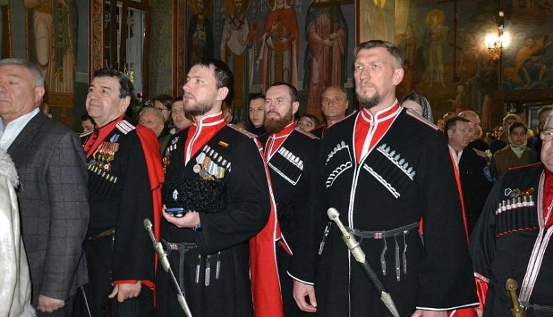 Более ста казаков обеспечивали безопасность и правопорядок на территории храмов Новороссийска в пасхальную ночь