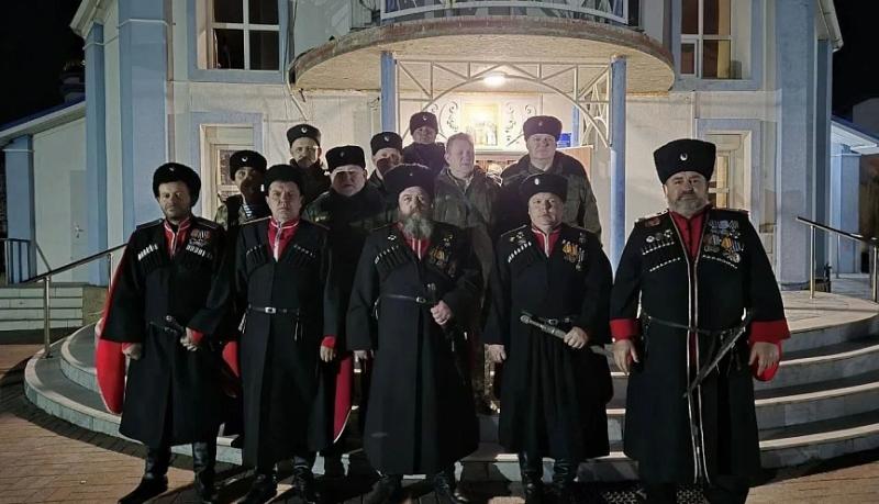 Более ста казаков обеспечивали безопасность и правопорядок на территории храмов Новороссийска в пасхальную ночь