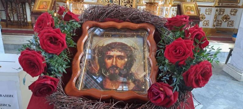 Храмы Новороссийска украшают к празднику Воскресения Господня цветочными композициями