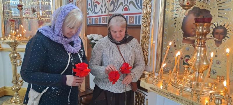 Храмы Новороссийска украшают к празднику Воскресения Господня цветочными композициями